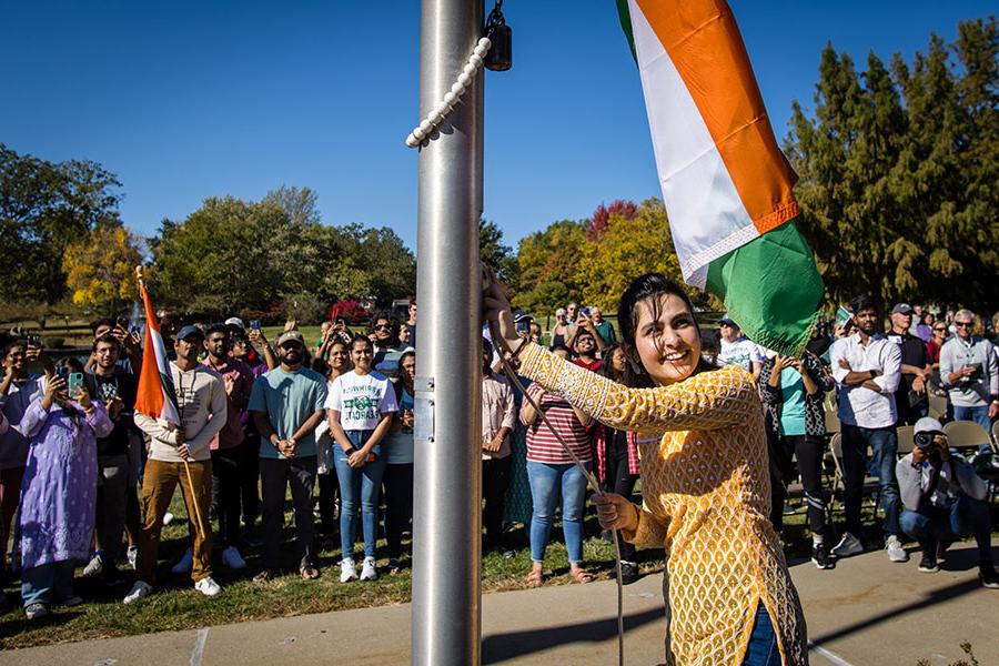在西北地区一年一度的国际升旗仪式上，一名来自印度的学生升起了她的祖国国旗, 每年秋天都会庆祝牛津大学的国际学生和多样性. (图片来源:Lauren Adams/<a href='http://fuej.ngskmc-eis.net'>威尼斯人在线</a>) 